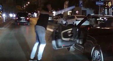 Trafikte tartıştı, kılıftan döner bıçağı çıkardı; o anlar kamerada