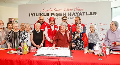 Türk Kızılay'dan deprem bölgesinde Anneler Günü kutlaması