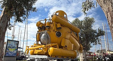 Türkiye'nin ilk cep denizaltısı Bodrum'daki meydanda sergileniyor
