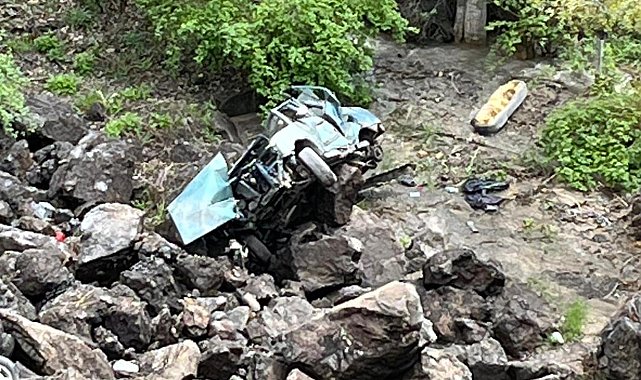 Uçuruma yuvarlanan otomobilin sürücüsü yaralandı