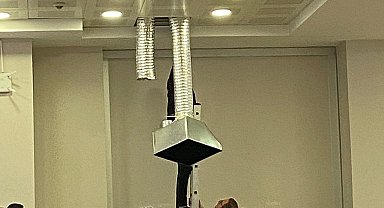 Üniversite kütüphanesinde kedi kurtarma operasyonu