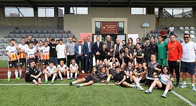 Ural Aküzüm: Türkiye'de kadın futbolunu tabana yaymak gerekiyor