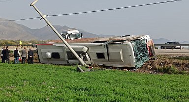Van'da yolcu otobüsü devrildi: 28 yaralı