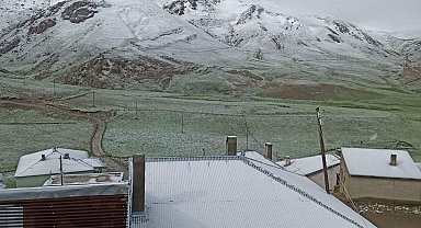 Van'da yüksek kesimlere kar yağdı