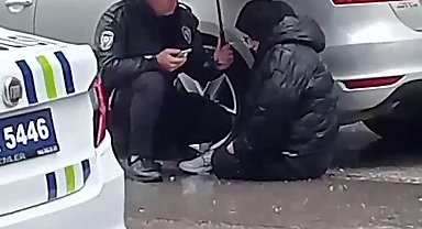 Yaralı öğrenciyi şemsiye ile yağmurdan korumaya çalışan polis: Görevimizi yaptık