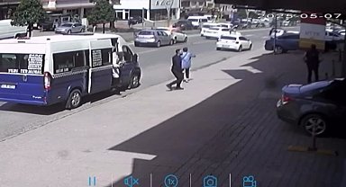 Yayaya yol vermek için duran otomobile arkadan gelen araçlar çaptı