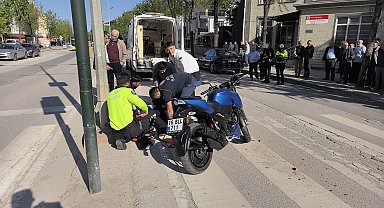Yayaya yol vermek için duran otomobile motosiklet çarptı: 2 yaralı