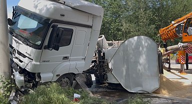 Yem yüklü TIR devrildi, kara yolu 2 saat ulaşıma kapandı