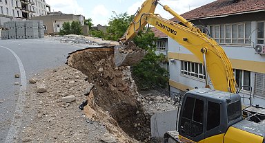 Yol ve istinat duvarı, okulun bahçesine çöktü