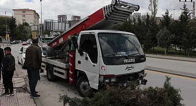 Yük asansörlü kamyonet parka girdi, ağaçlara çarpıp durdu