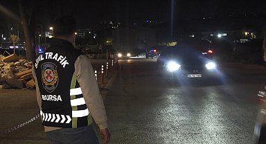 Yüksek sesle müzik dinleyen sürücülerin sokağa araç parkına izin yok