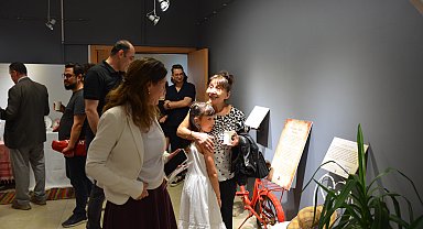 Ziyaretçiler, sergilenen kıyafetlerin hikayelerini karekod ile dinledi