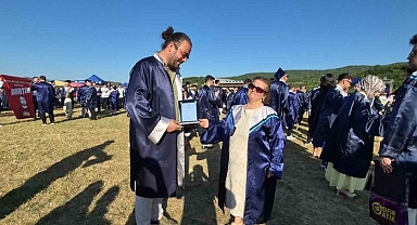 Bartın'da 59 yaşındaki Hatice Gülbezer üniversiteyi birincilikle bitirdi