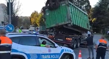 Yer: İstanbul! Demir yüklü kamyon devrildi