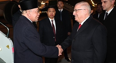 Bakan Güler, Türkiye’ye gelen Malezya Başbakanı İbrahim’i havaalanında karşıladı