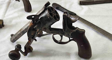 Bursa’da tarihi eser operasyonu: Çok sayıda silah ve obje ele geçirildi